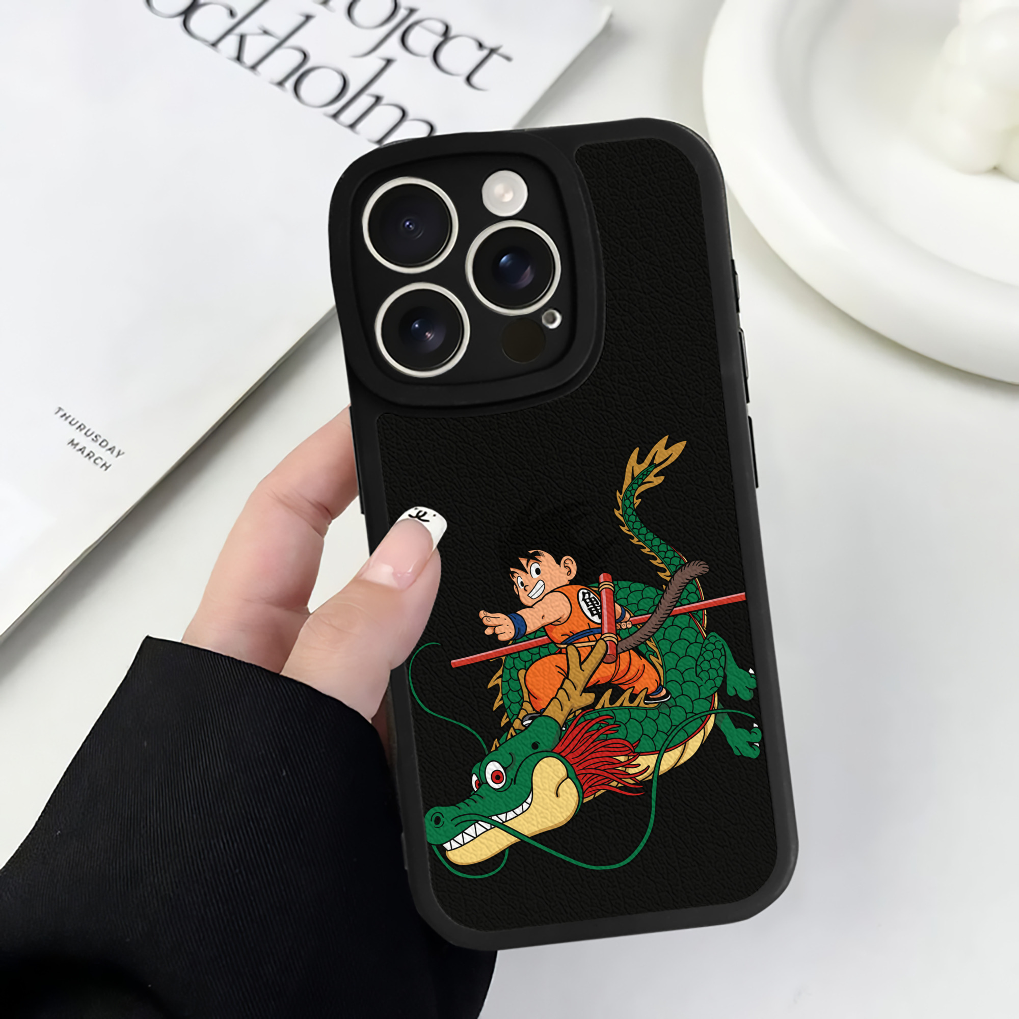 （画像用） ドラゴンボール 孫悟空（そん ごくう）Son Goku カカロット DRAGON BALL Kakarotto 【iPhone 16シリーズ対応】シリコンスマホケース（レザー調） 材質：シリコン